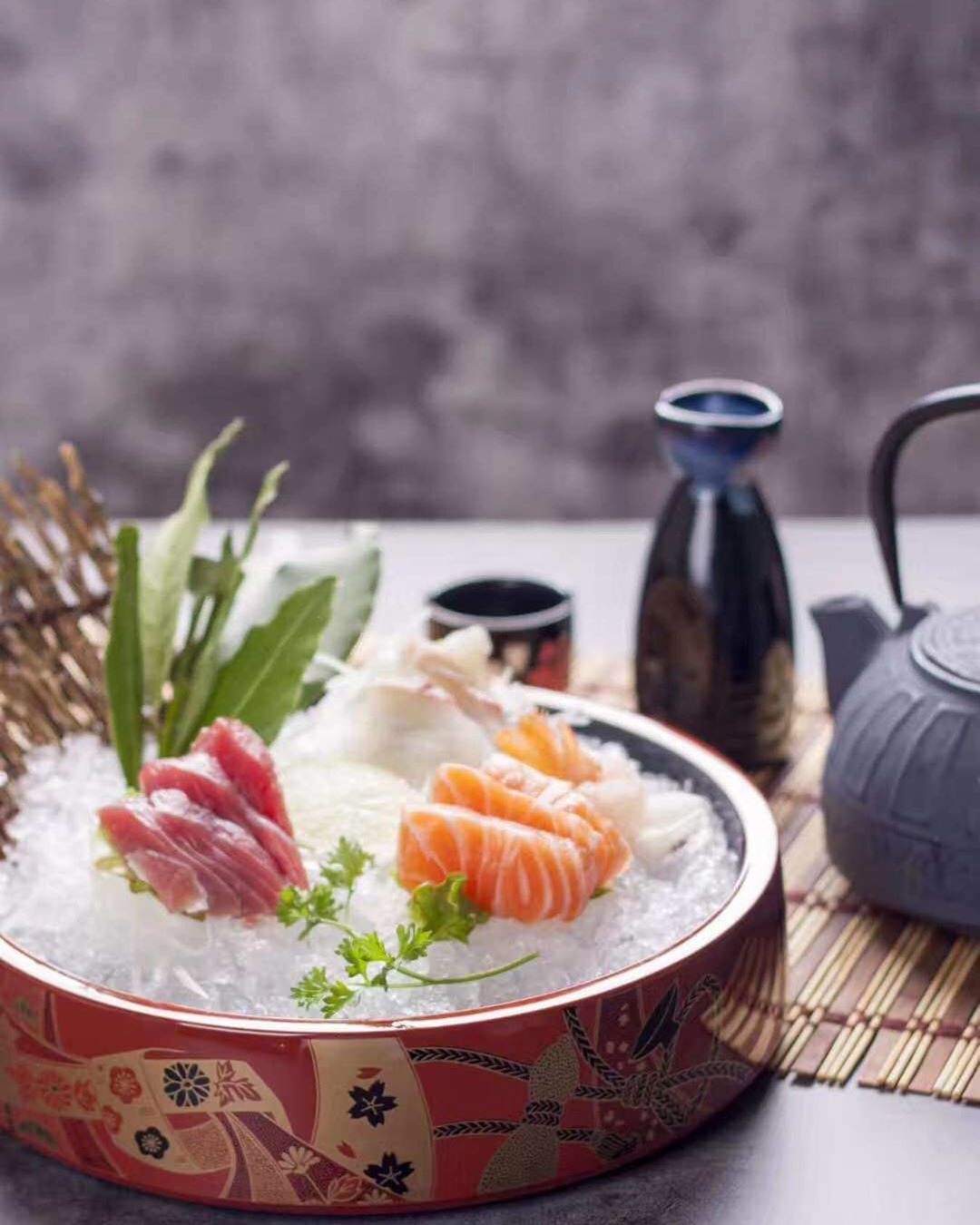 vaschetta di sushi da asporto con bacchette