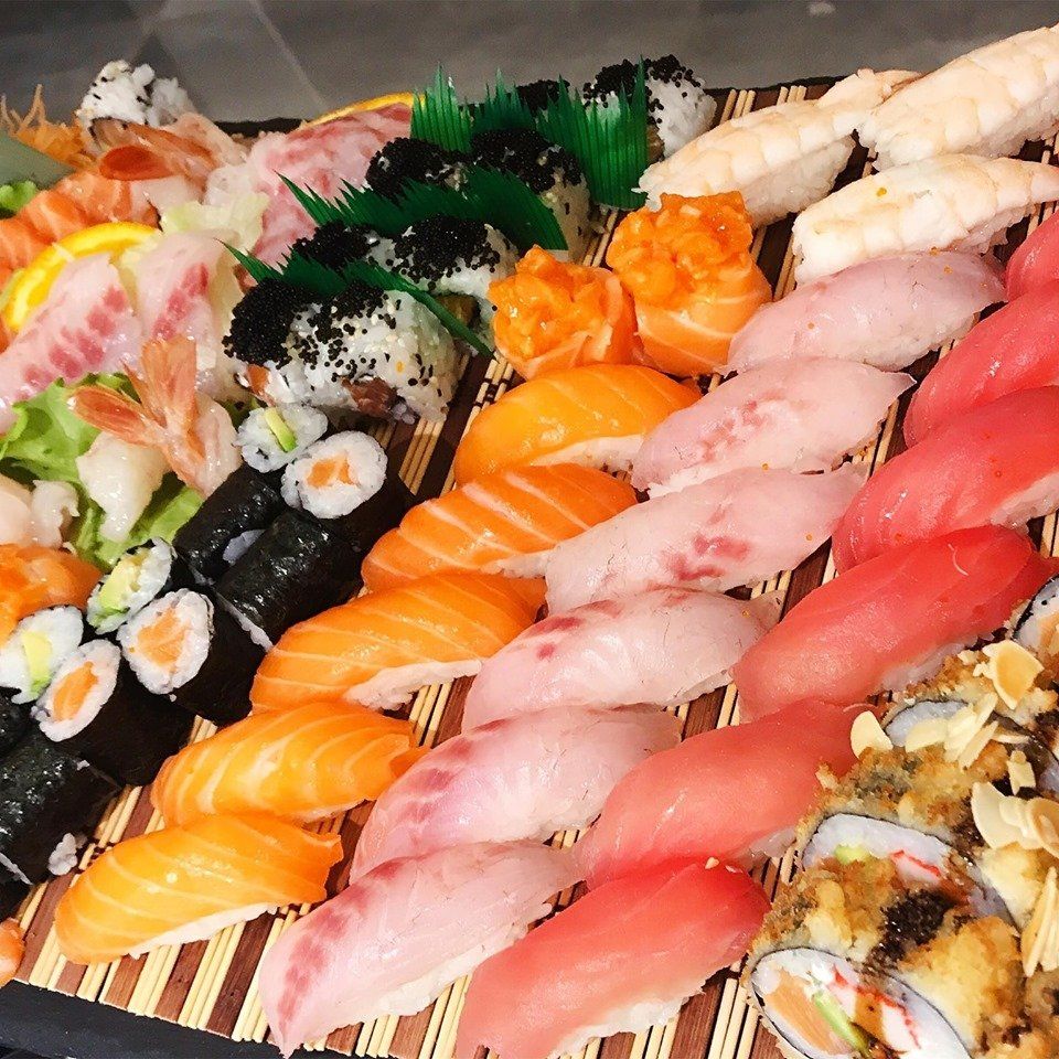 varietà di sushi giapponese