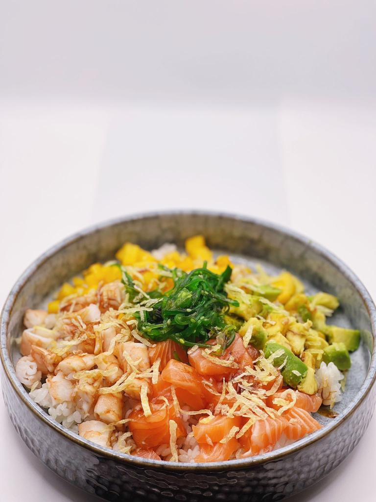 specialità della cucina giapponese con pesce crudo freschissimo