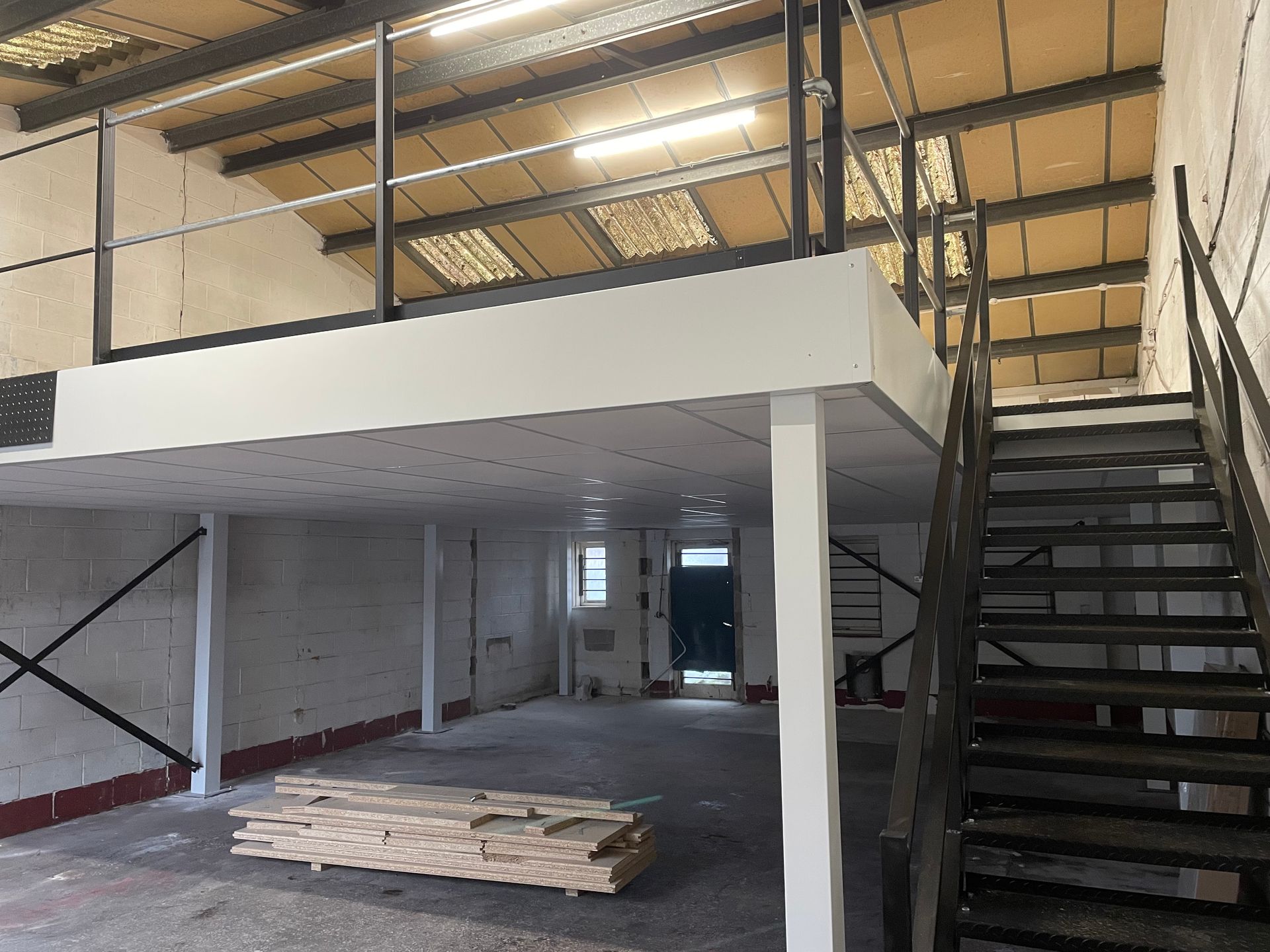 Single tier mezzanine floors