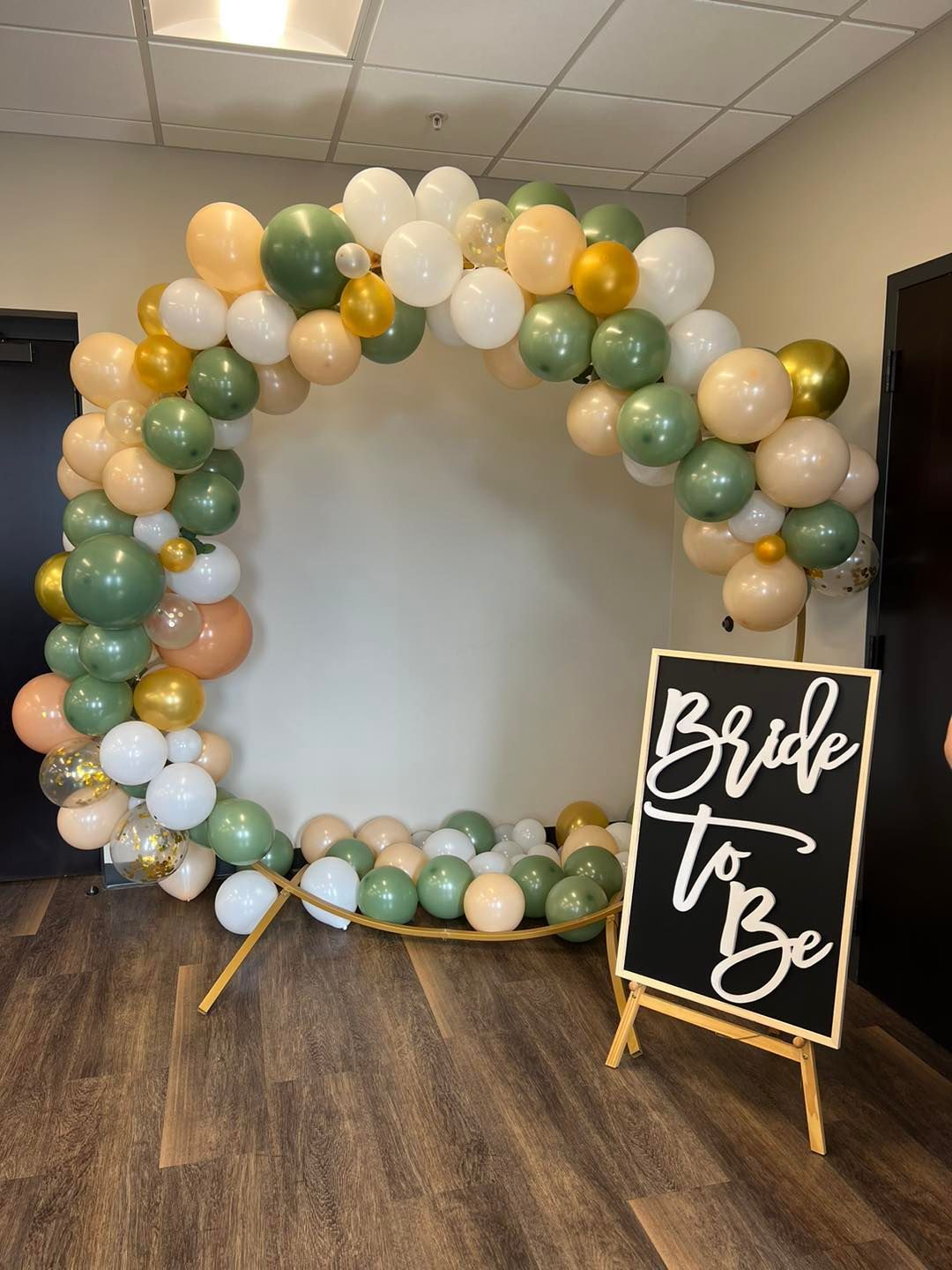 A room filled with balloons and a sign that says `` bride to be ''.