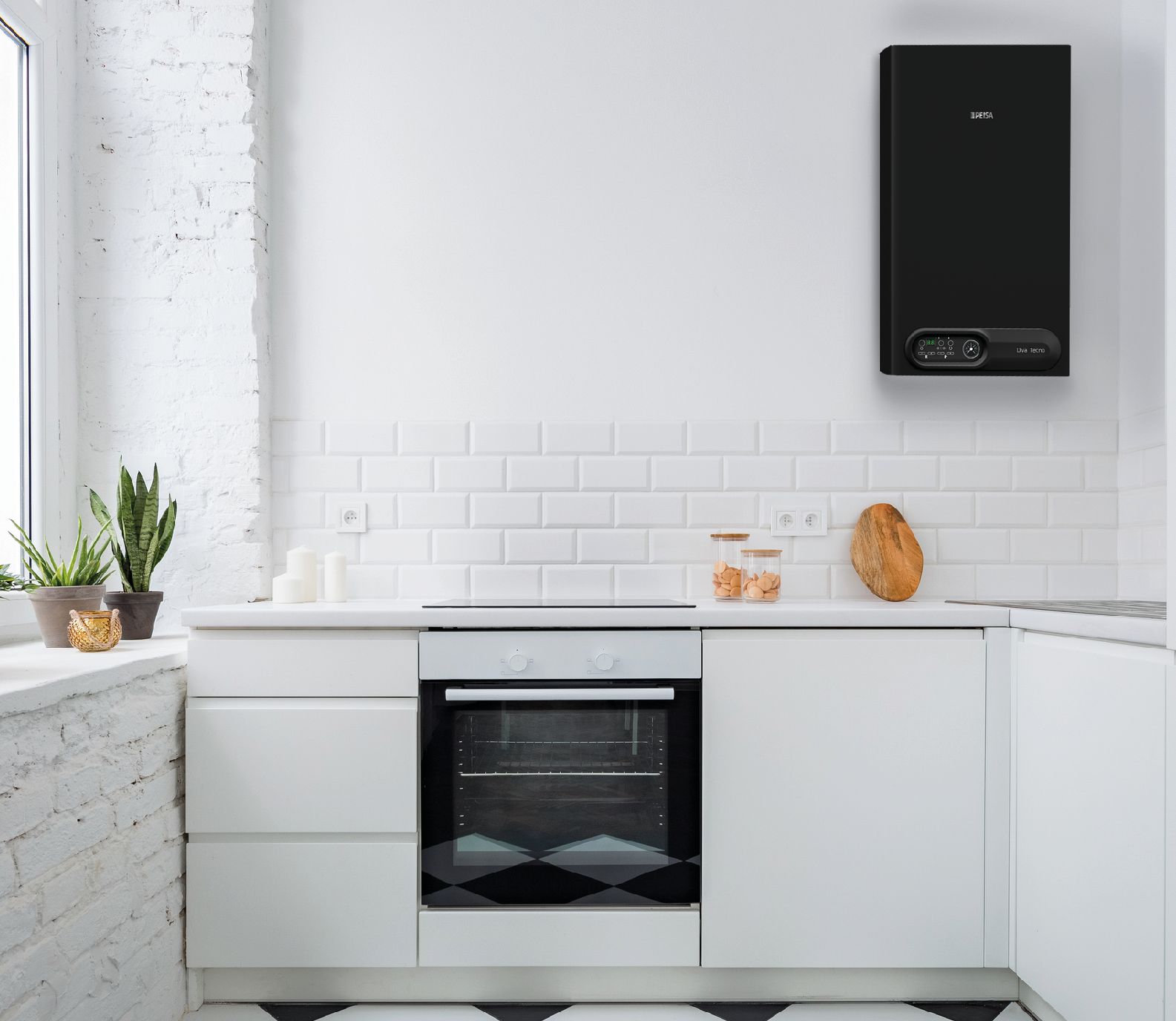 Caldera negra sobre una pared blanca de la cocina, encima del horno. La luz que entra por la ventana ilumina el espacio.