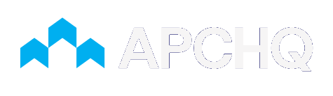 Un logo blanc avec une flèche bleue et le mot apchq sur fond blanc.