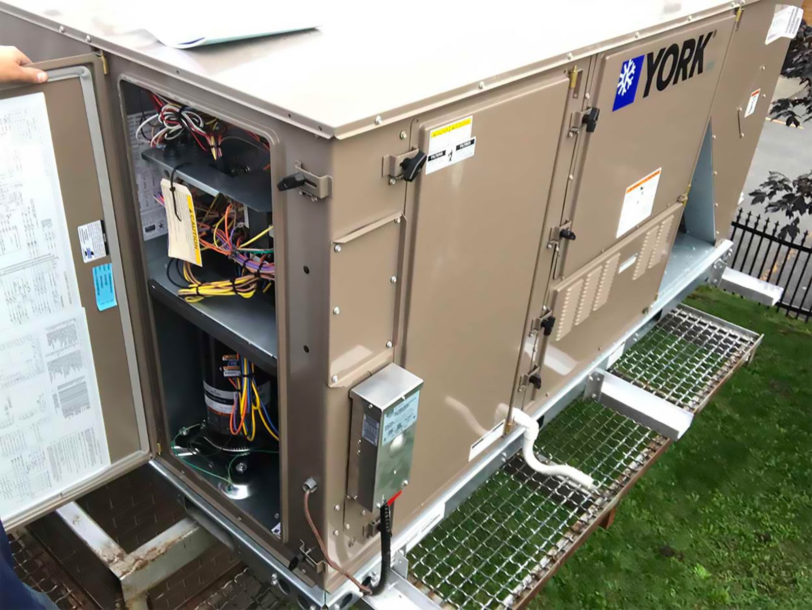 Une personne travaille sur un climatiseur York.