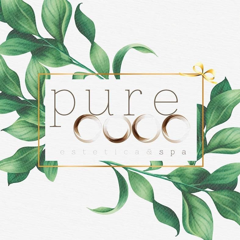 Logo Pure Coco con foglie verdi e un quadrato dorato. Sono presenti le parole
