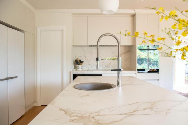 Marble kitchen countertop in a luxury Chicago apartment
