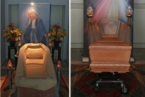 Feretro con icona della Vergine Maria.