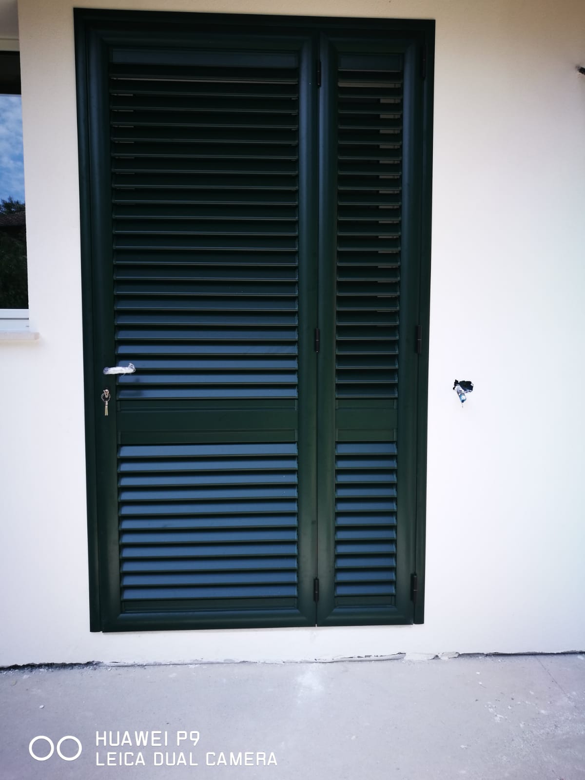 porta con persiana verde a battente