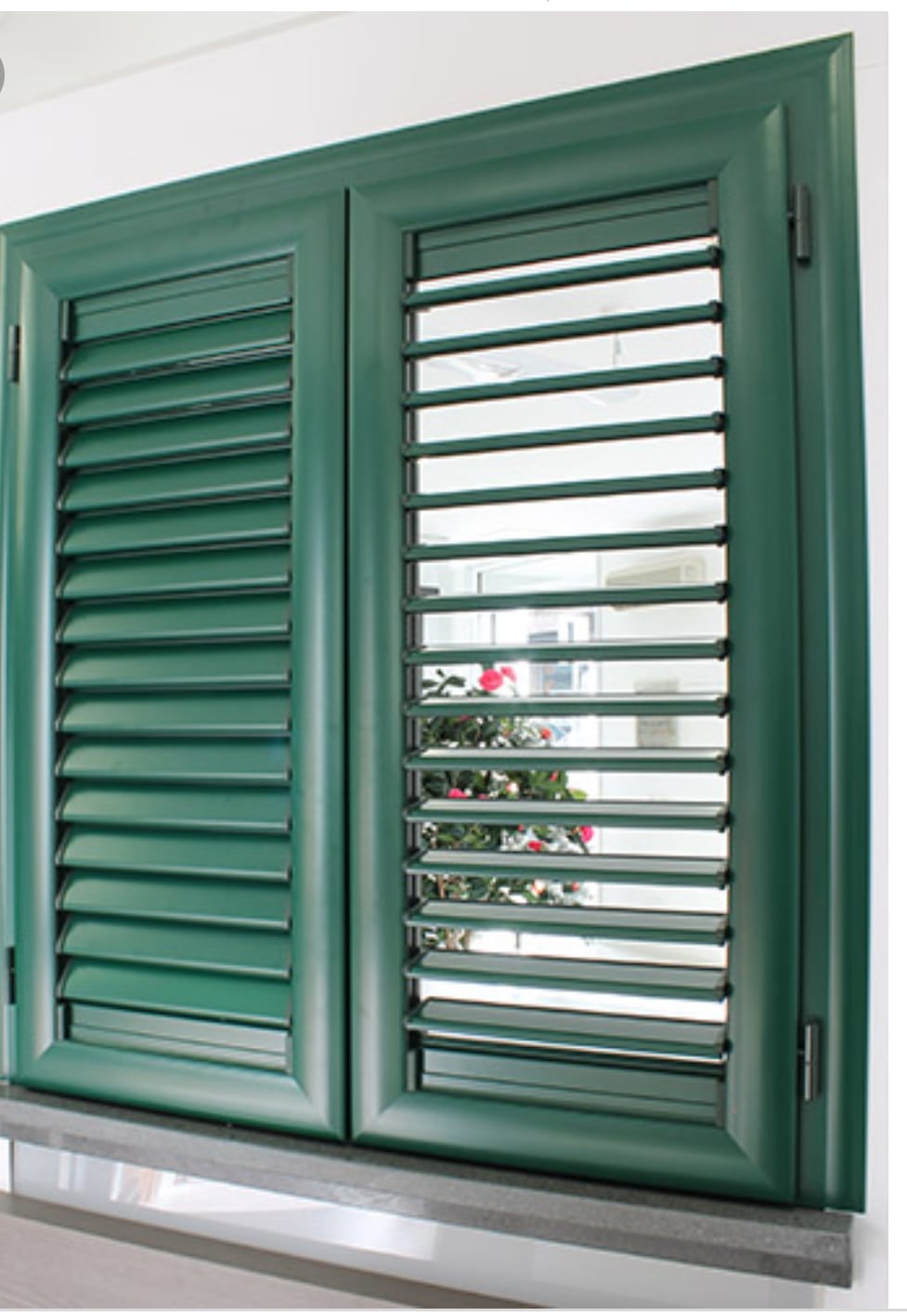 persiana verde con lamelle orientabili
