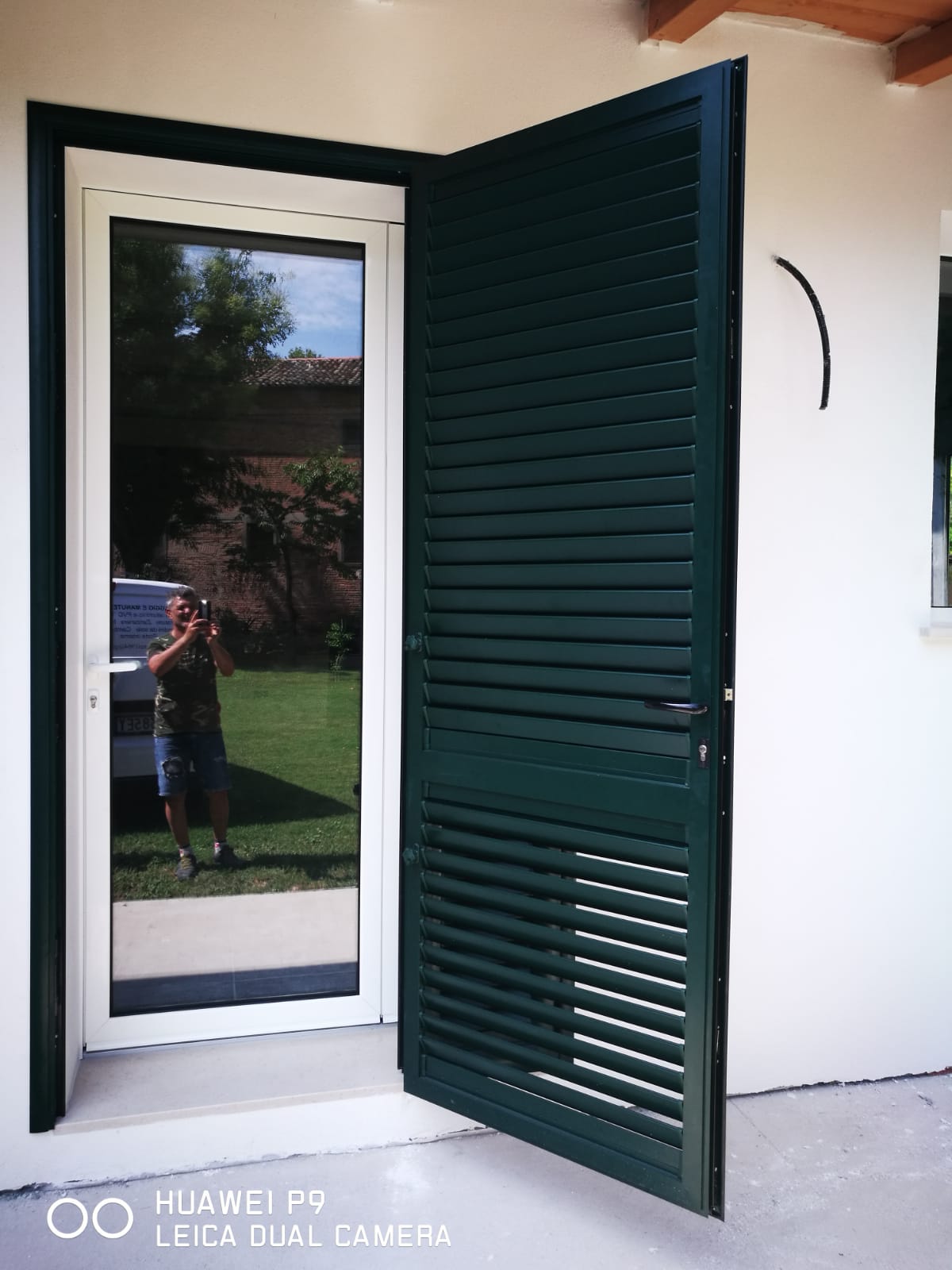 porta finestra con persiana verde