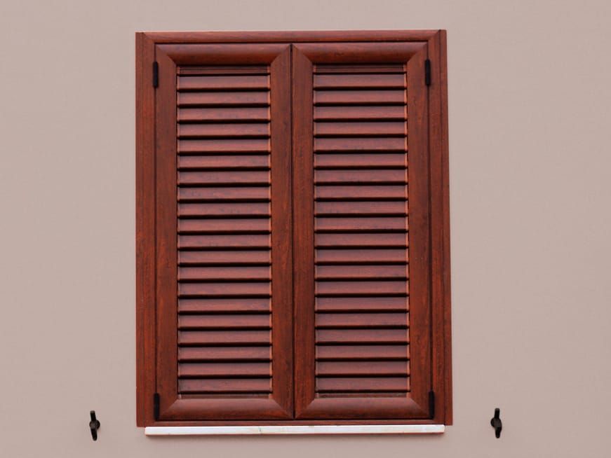 finestra chiusa con persiana in legno