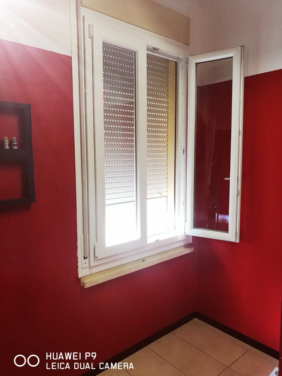 finestra bianca con persiana