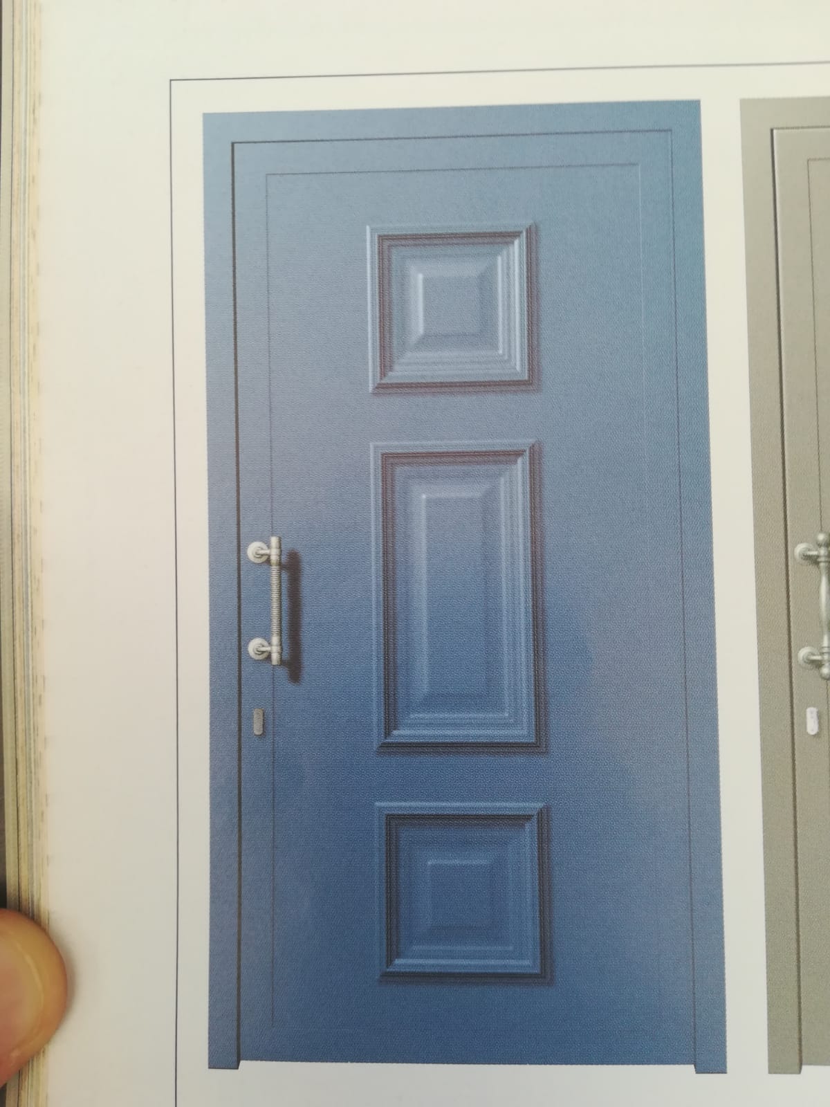 portoncino d'ingresso azzurro con riquadri decorativi