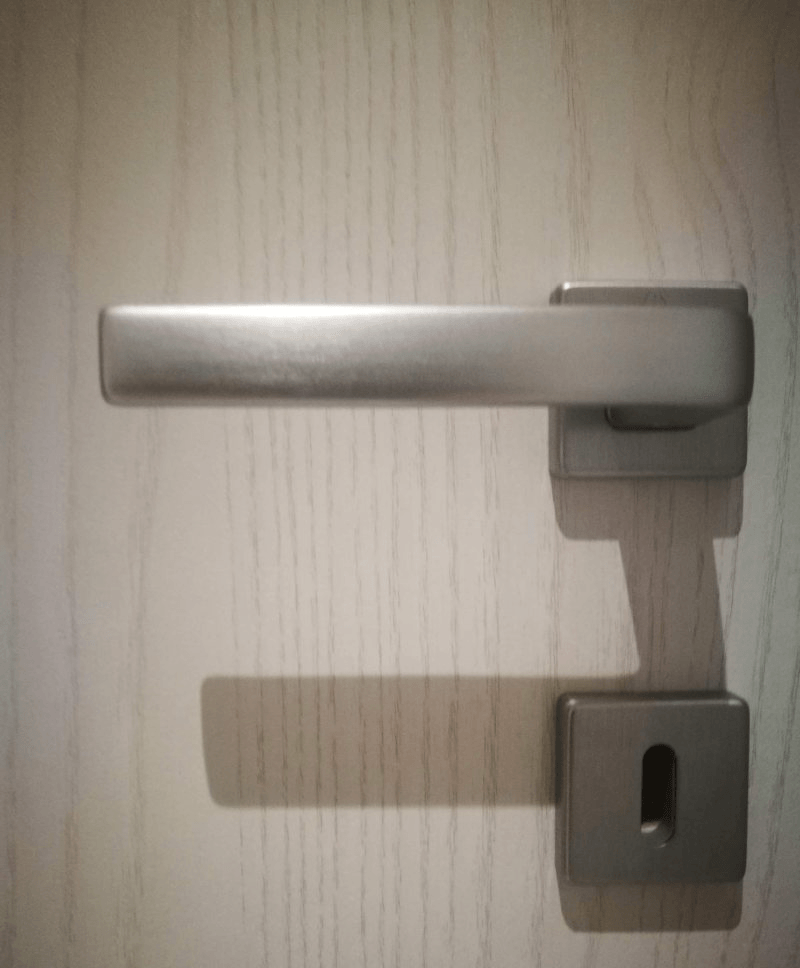 maniglia di una porta in alluminio