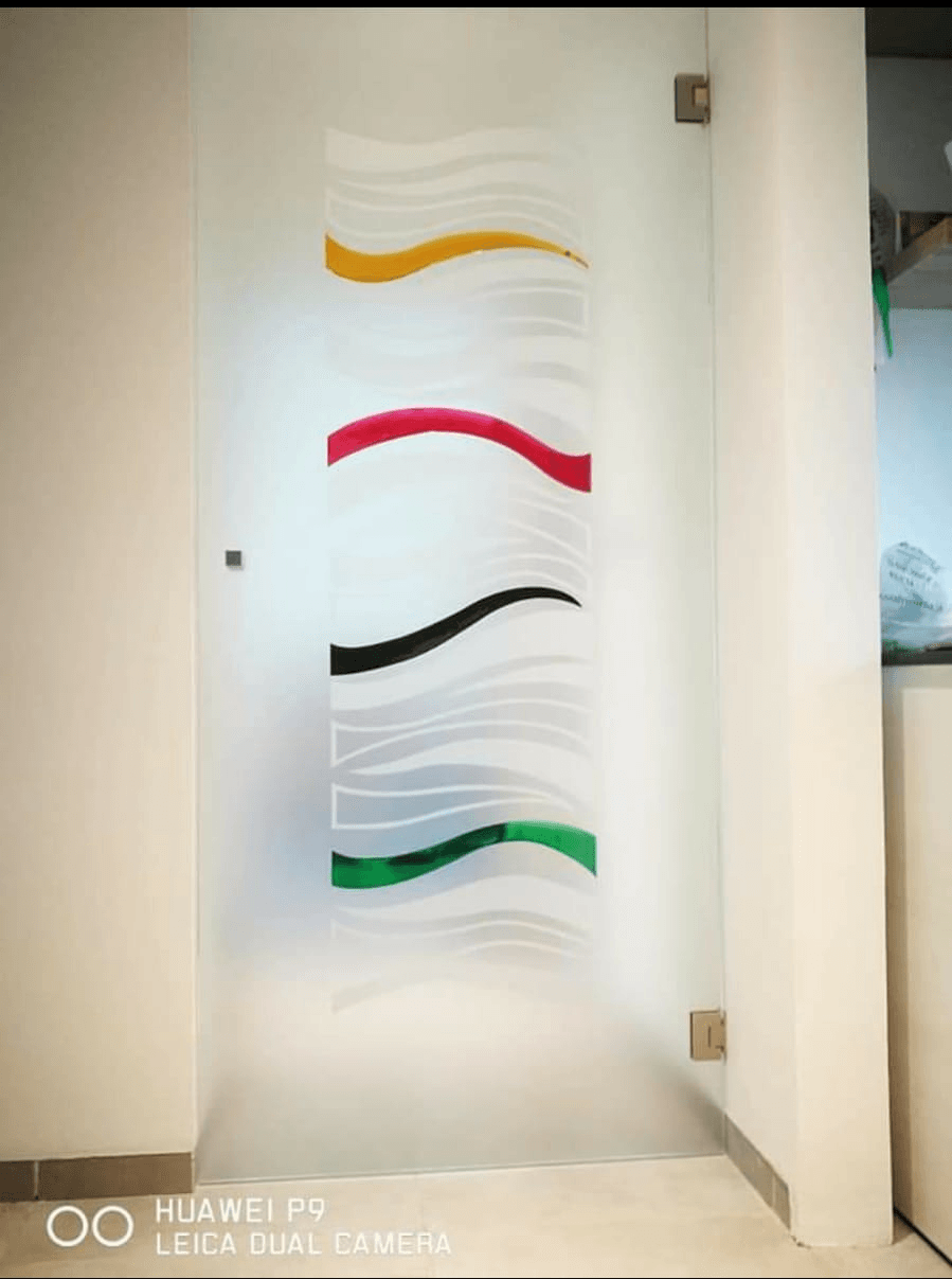 porta a vetro satinato con linee curve colorate