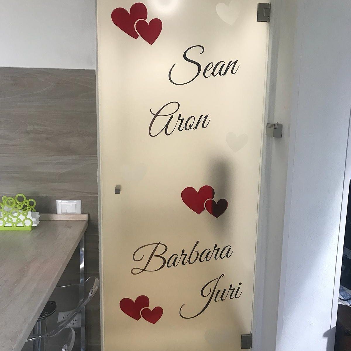 porta a vetro opaco personalizzata con nomi e cuori