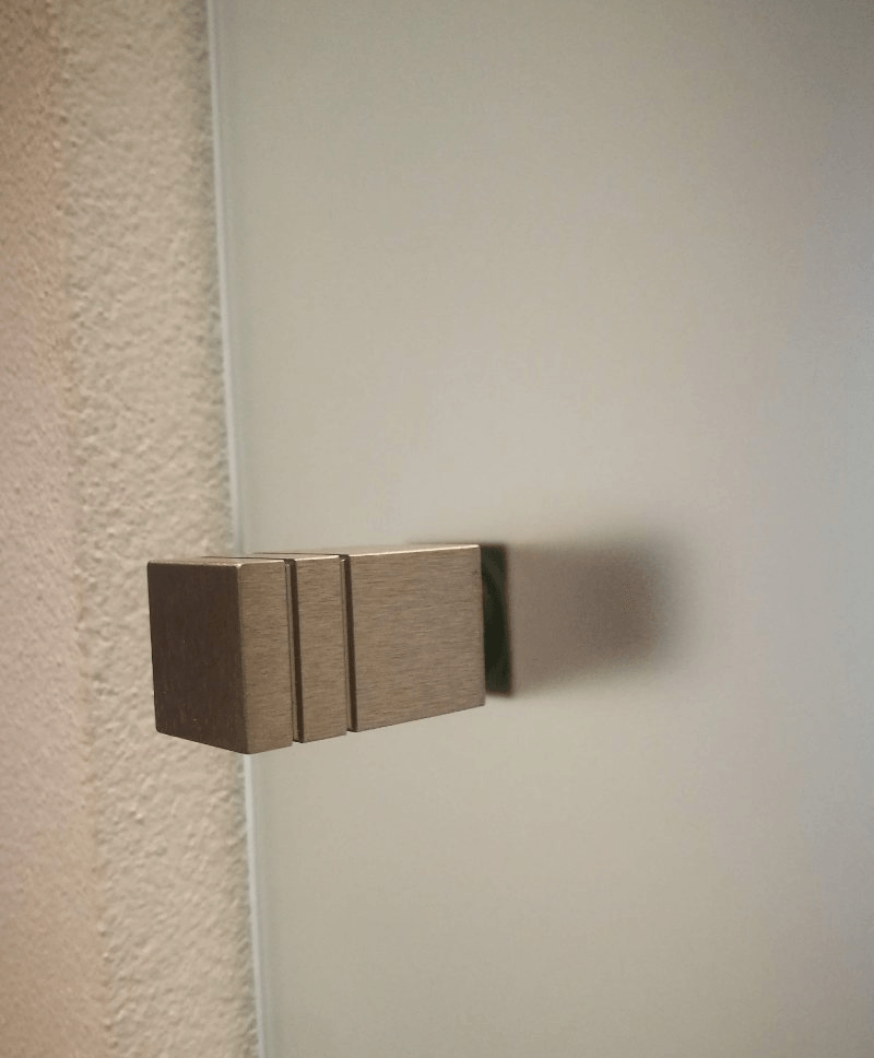 dettaglio di una porta satinata in vetro