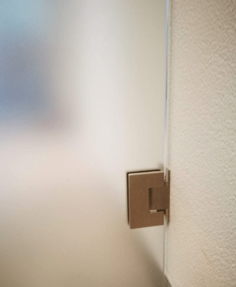 dettaglio di una porta in vetro satinata