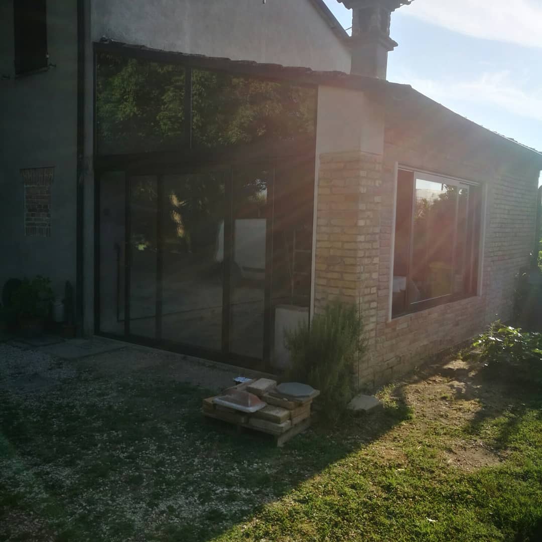 porta a vetri di una veranda esterna