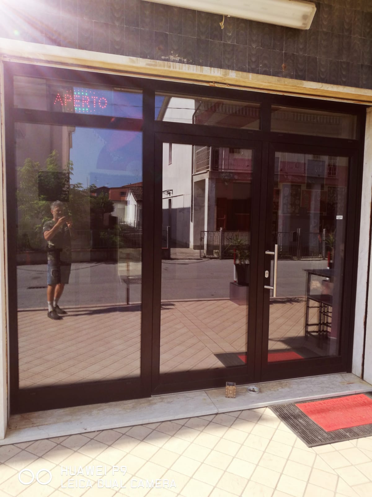 porta a specchio a tre ante con struttura nera