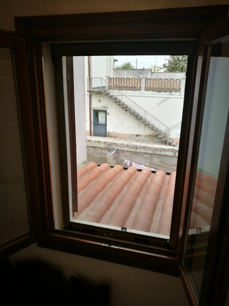 finestra aperta con zanzariera