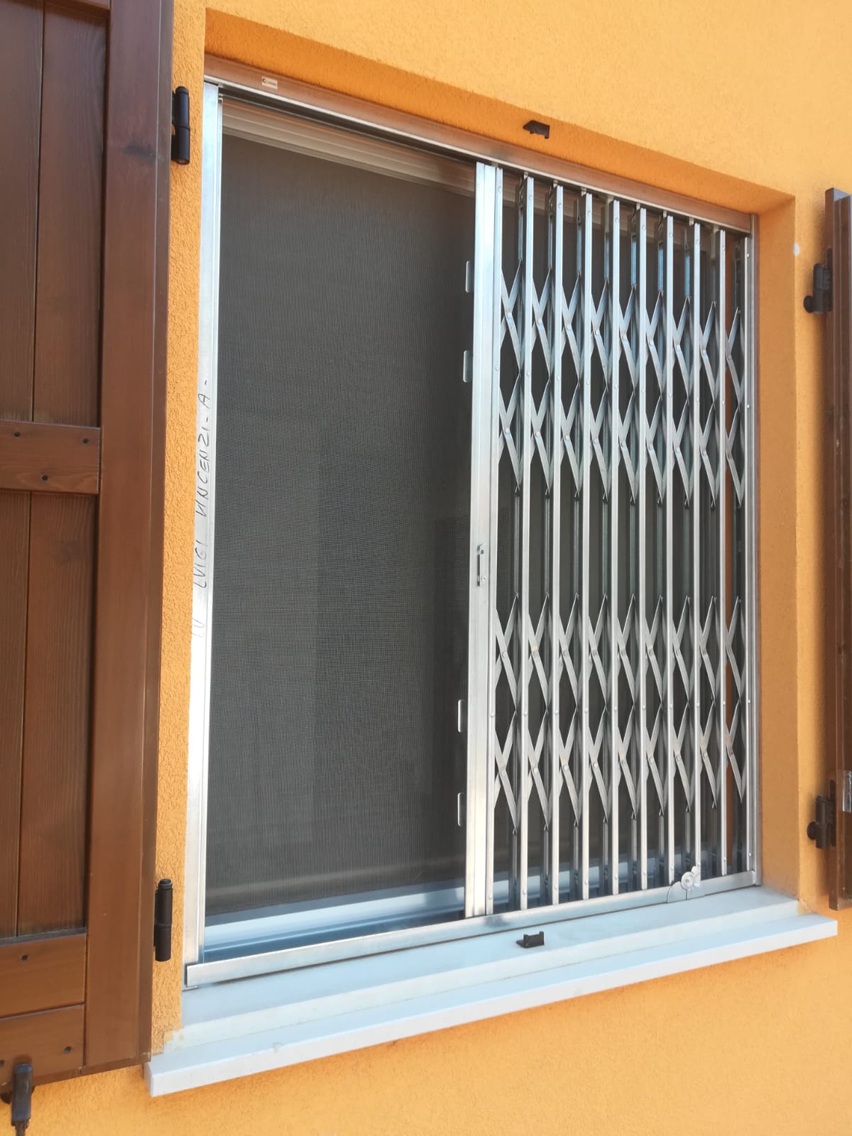 porta con un'inferriata scorrevole