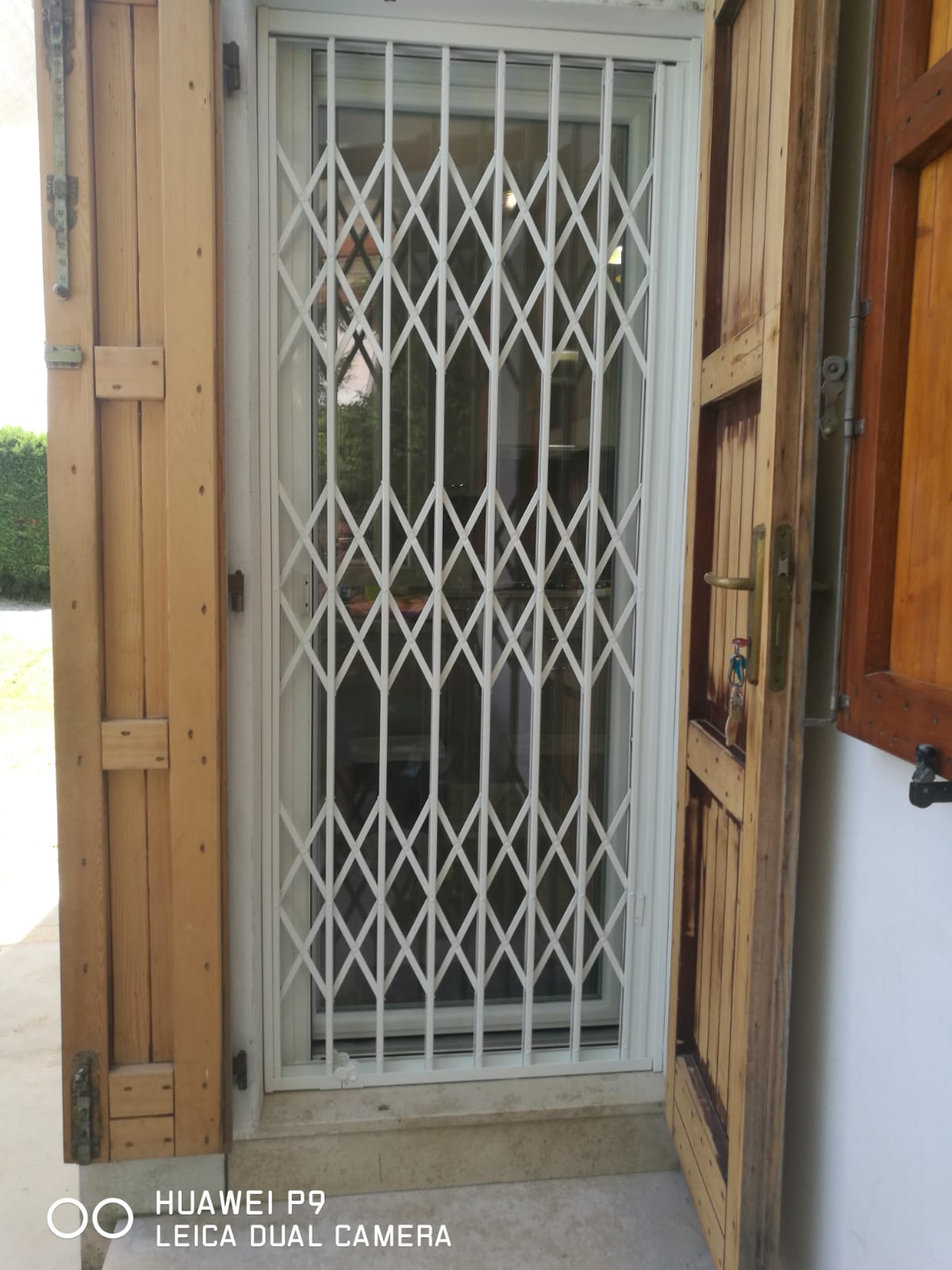 porta d'ingresso con un'inferriata