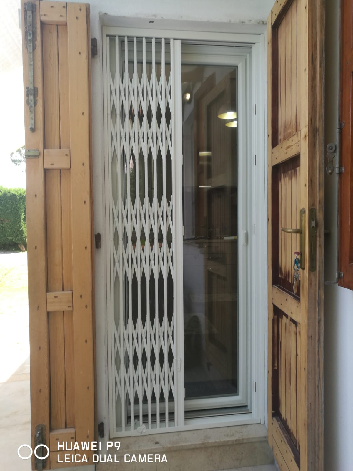 porta con inferriata semi-aperta