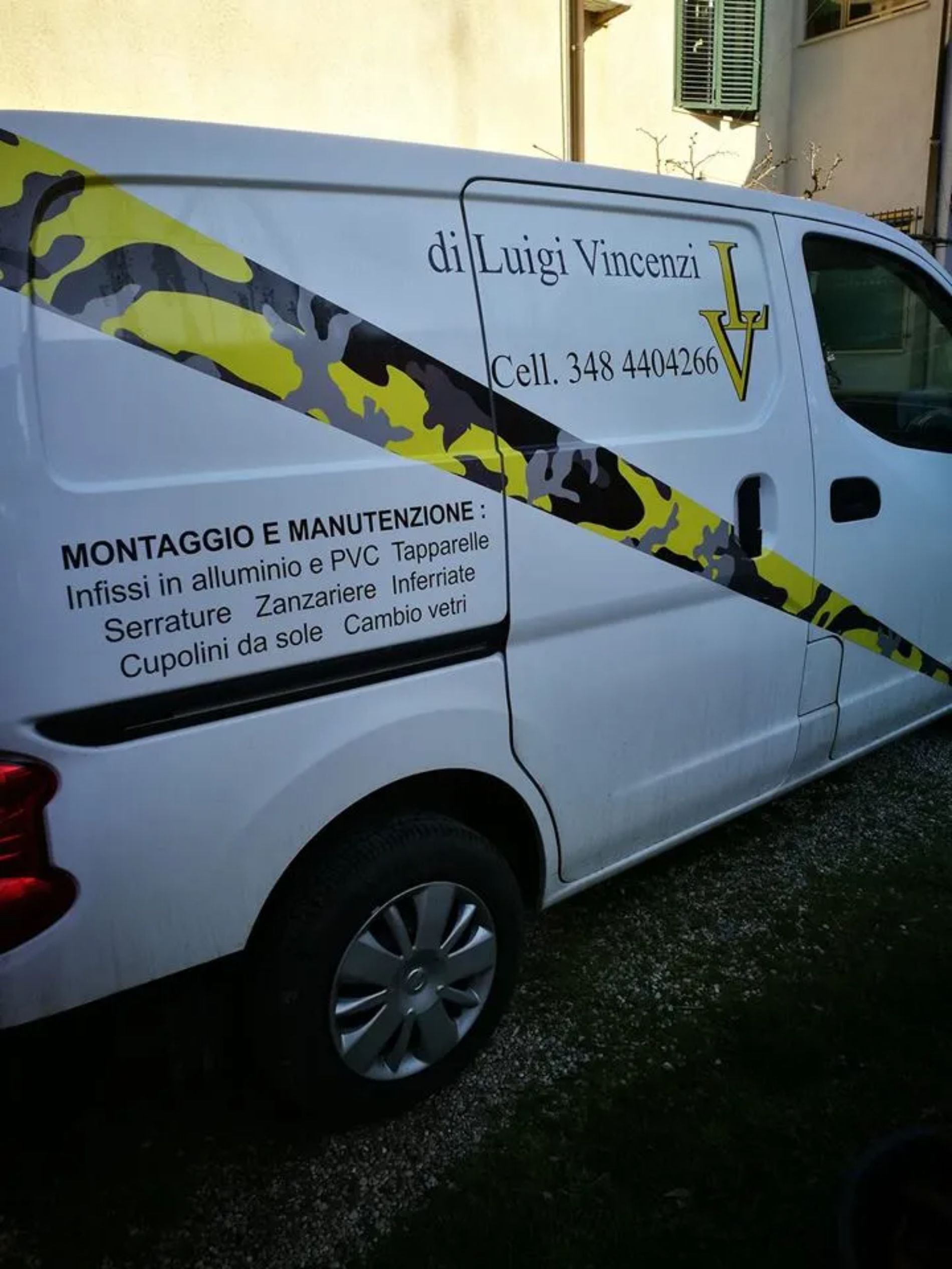 furgone di un'azienda di montaggio infissi