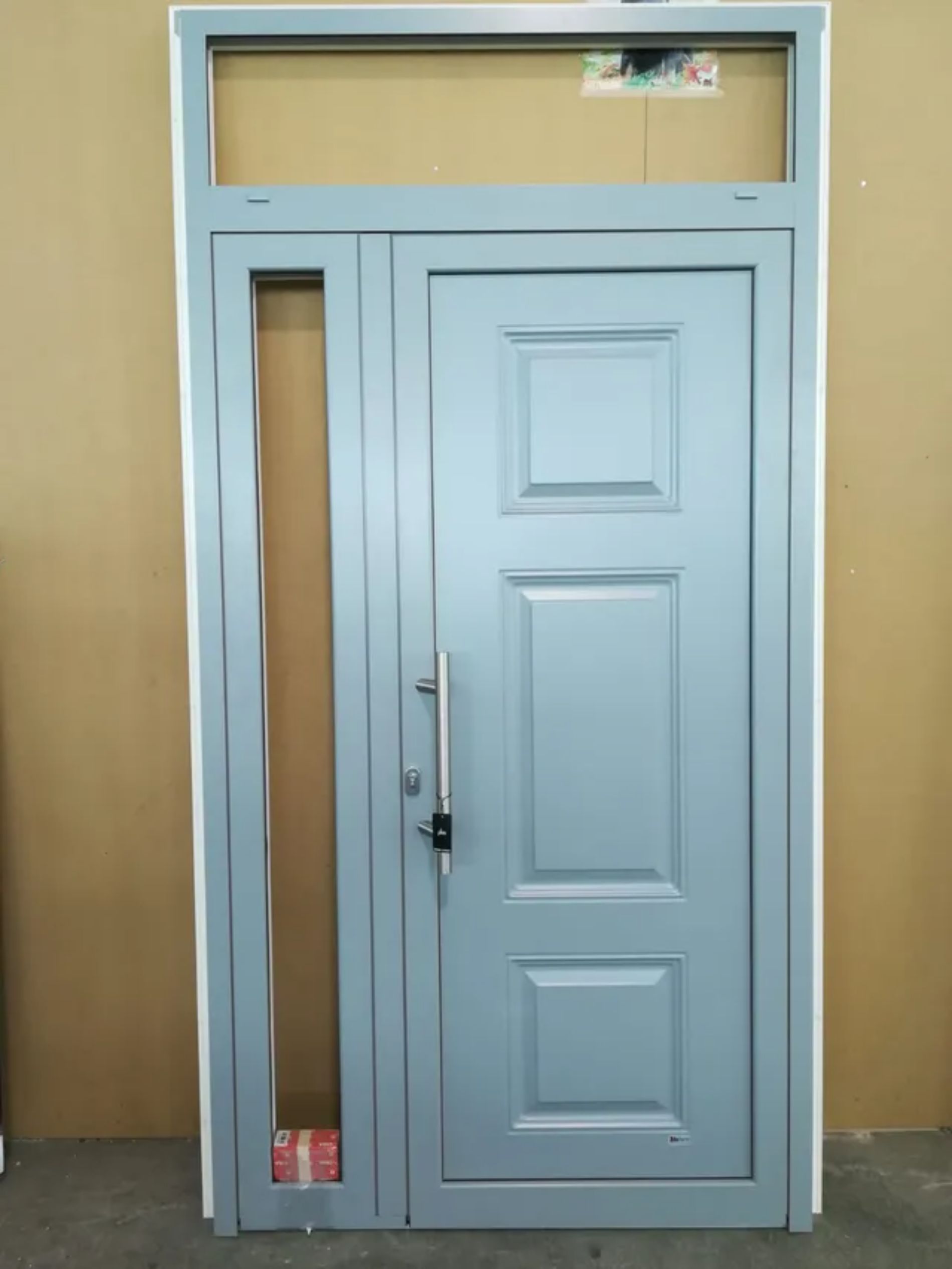 portoncino d'ingresso azzurro chiaro