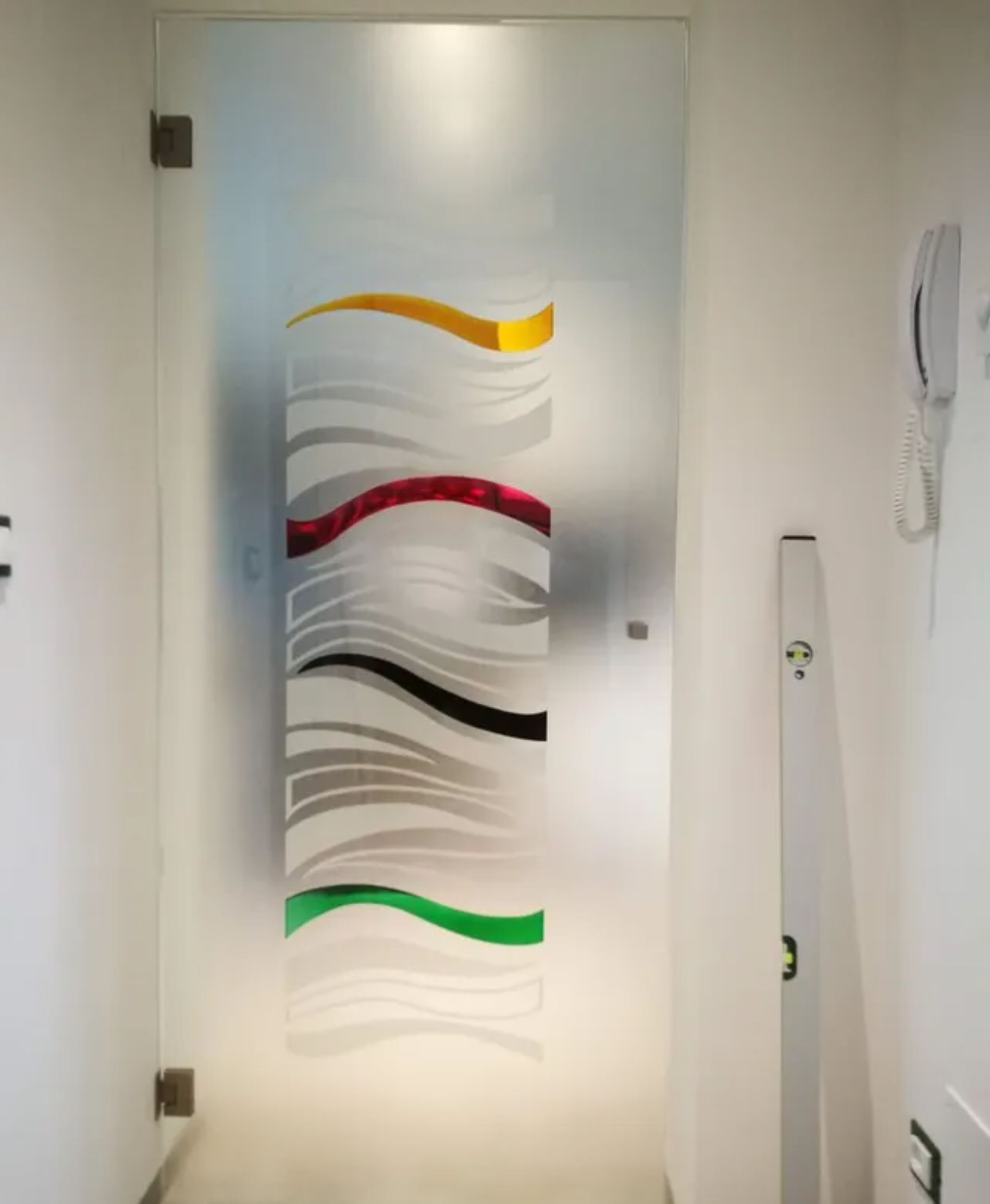 porta interna in vetro satinato con onde colorate