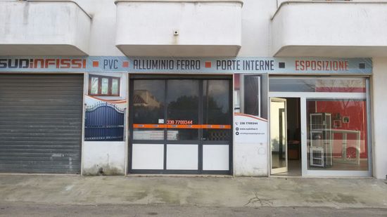 Entrata negozio SUD Infissi di Cazzella Giuseppe a Porto Cesareo