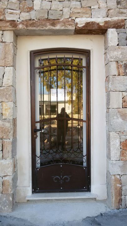 Immagine di una porta in ferro battuto a Porto Cesareo 