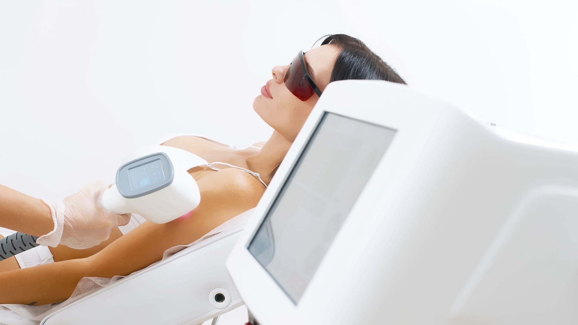 woman receives lasertreatment