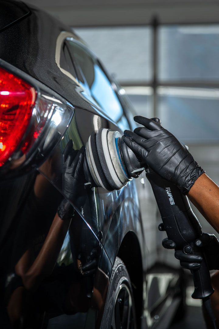 A black truck with the letter g on the front of it