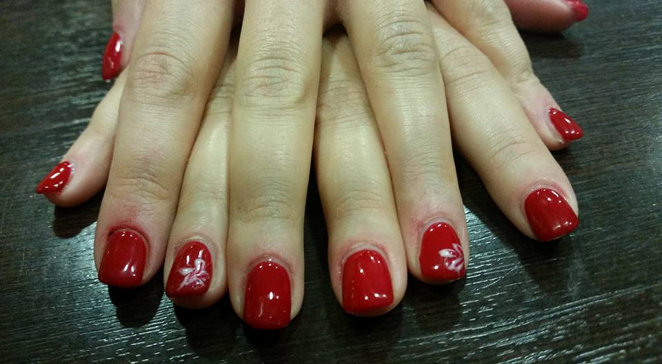 unghie decorate con smalto rosso