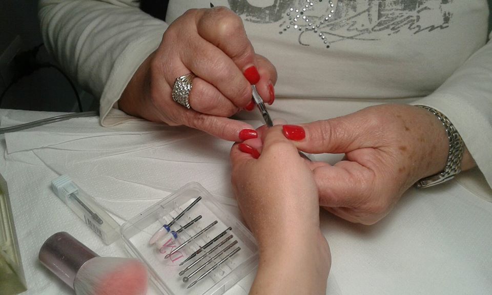 seduta di applicazione smalto per unghie