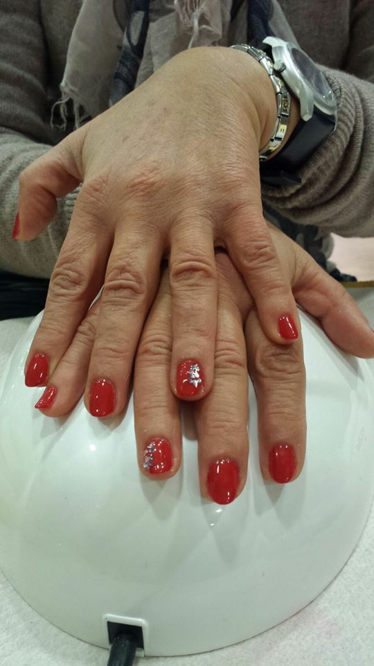 unghie con smalto rosso acceso