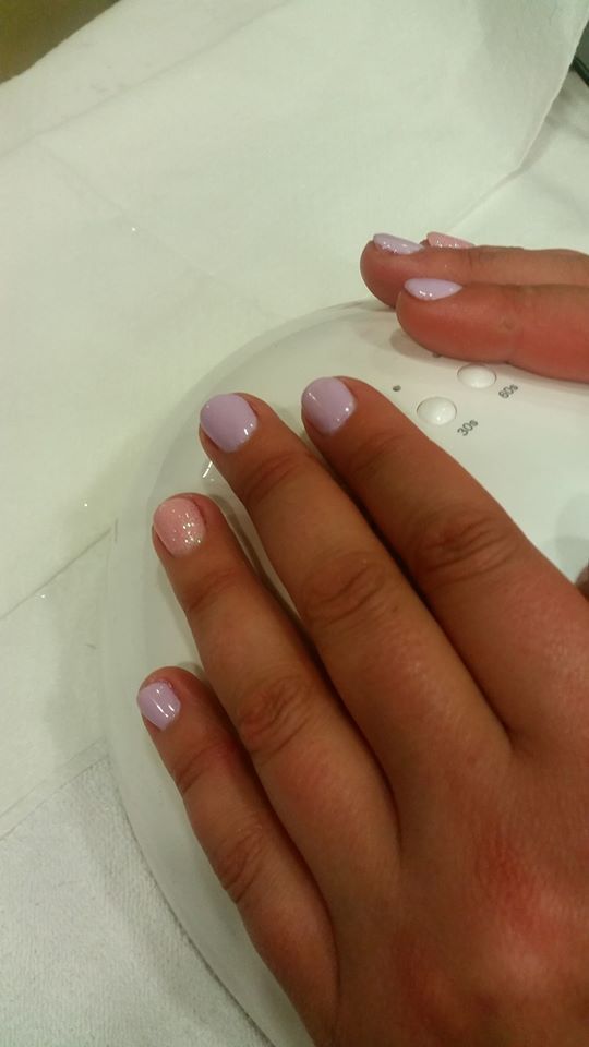 manicure con smalto rosa