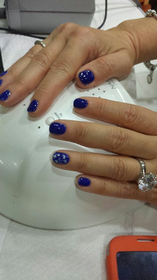 manicure con smalto viola