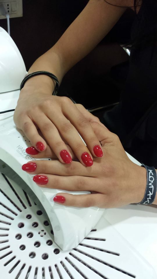manicure con smalto rosso