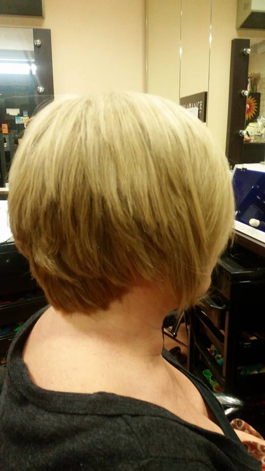 donna con capelli a caschetto biondi