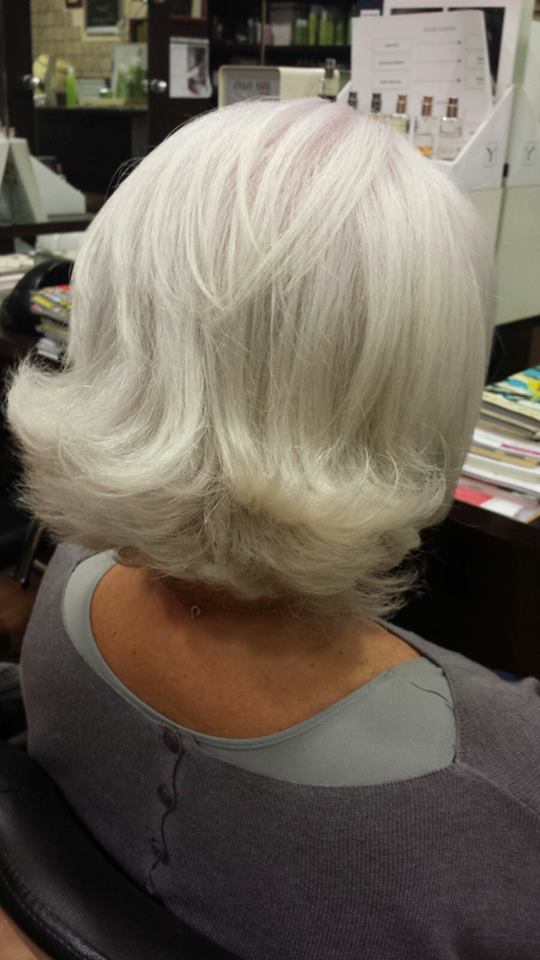 donna con capelli bianchi fino alle spalle