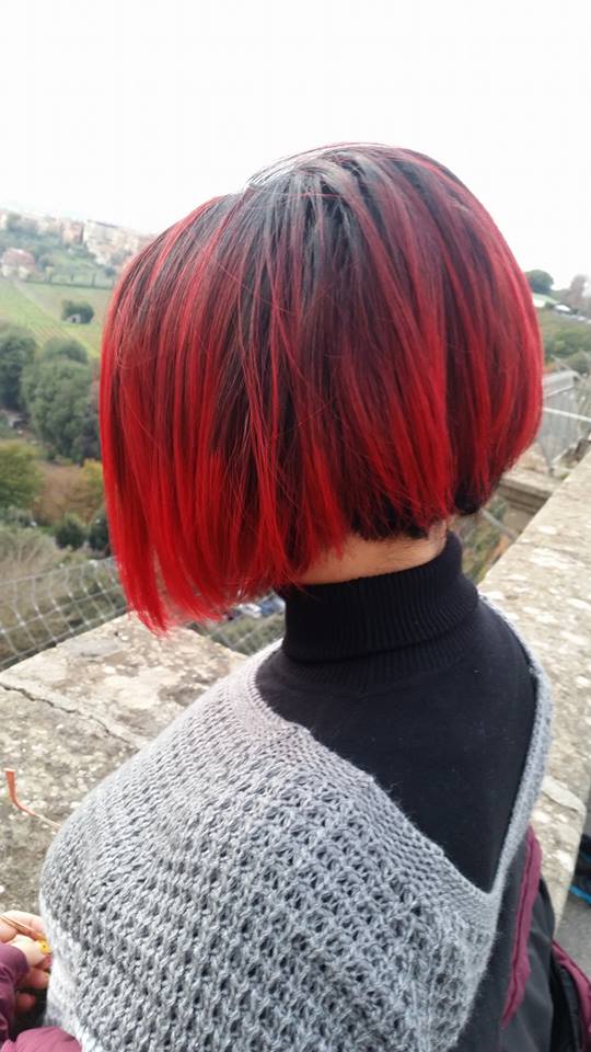 Acconciatura con capelli rossi lunghezza media