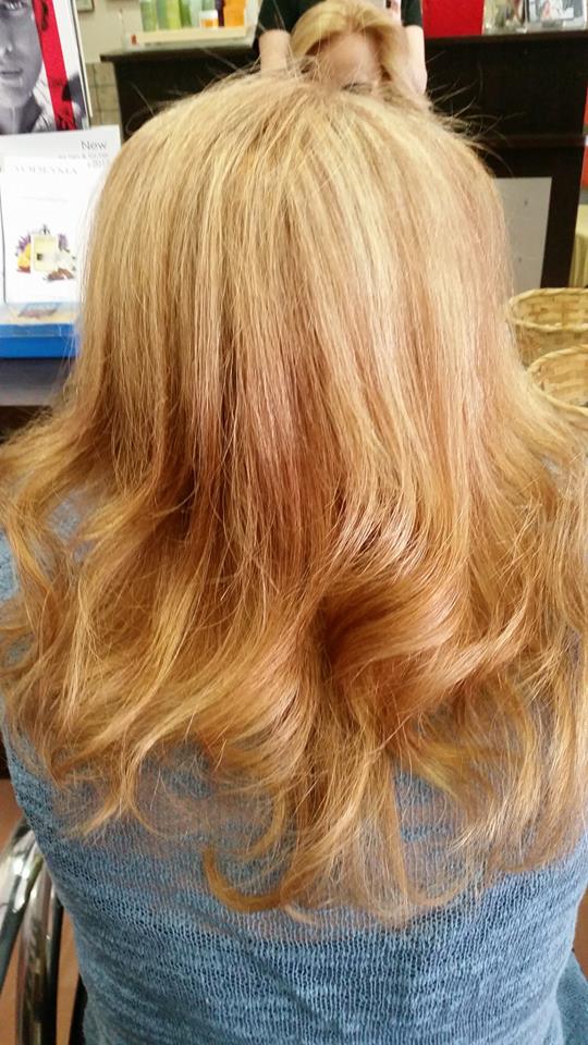 acconciatura con capelli biondi lunghi