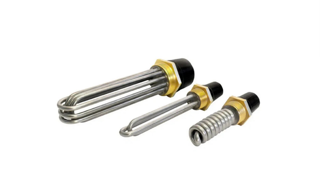 Tres calentadores eléctricos de inmersión de distintos tamaños, con serpentines metálicos y accesorios negros y de latón.