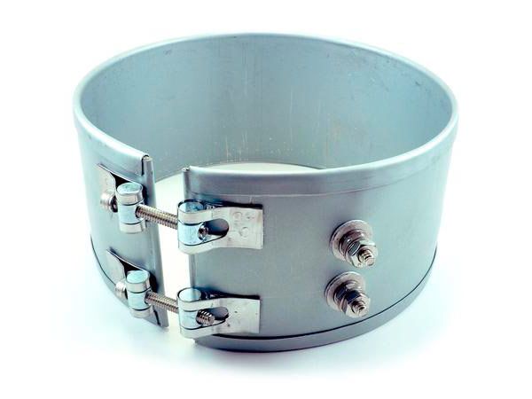Calentador de banda cilíndrico con pinzas metálicas regulables y terminales eléctricos.