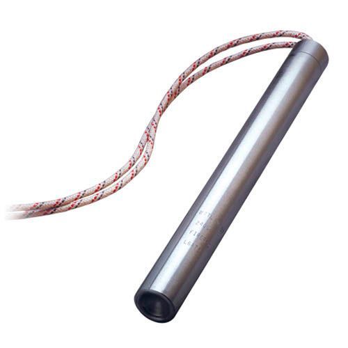 Calentador de inmersión plateado con cable de alimentación rojo y blanco.