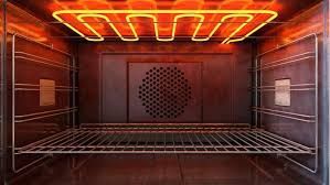 Interior de un horno con un elemento superior brillante y calentado, rejillas de metal vacías