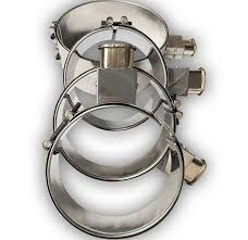 Componentes industriales circulares de acero inoxidable apilados, con pestillos y herrajes.